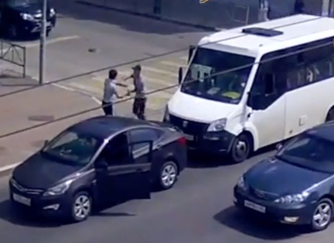 В центре Рязани подрались маршрутчик и водитель Hyundai (видео)