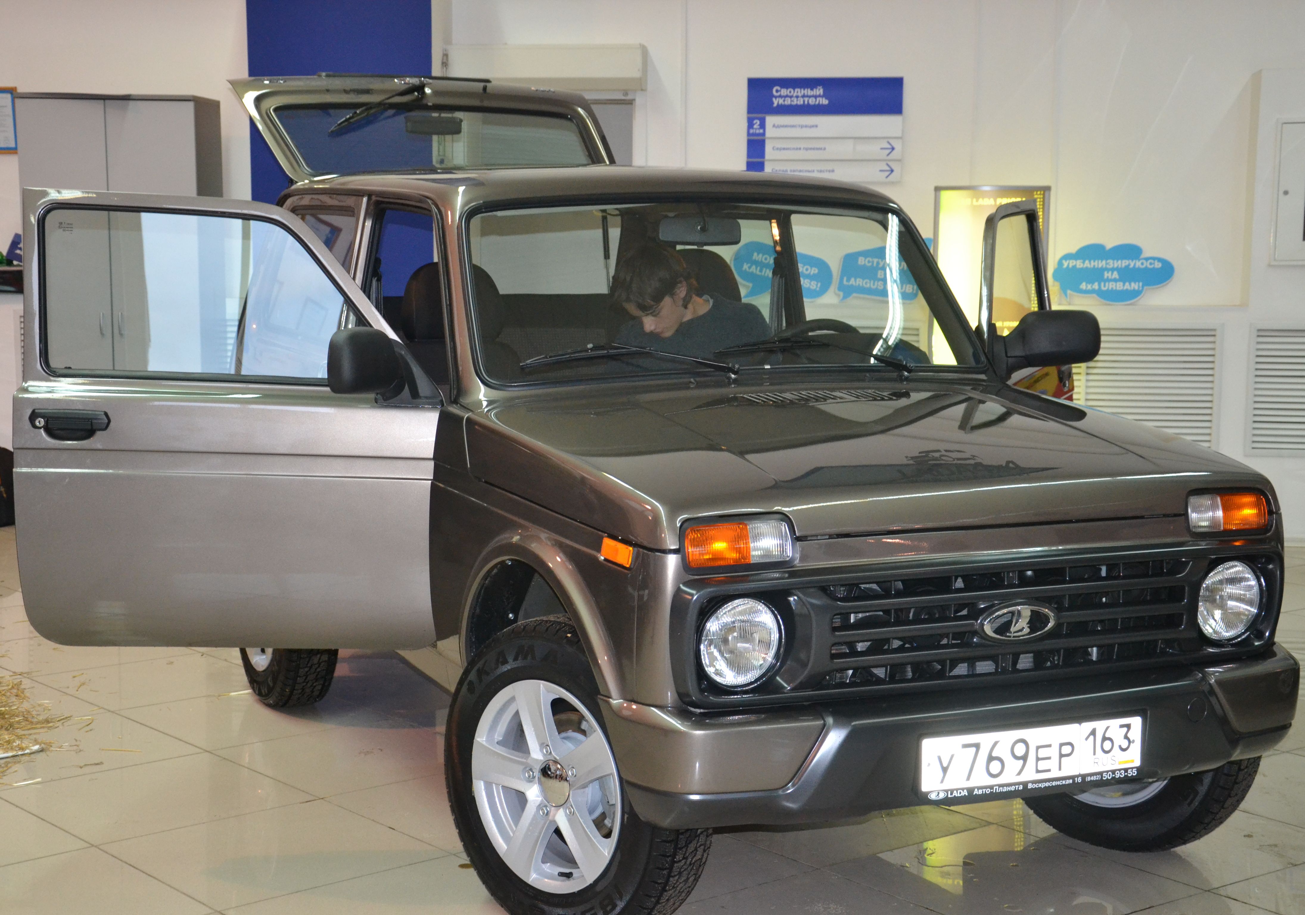 «АвтоВАЗ» сохранит старые цены на автомобили 2014 года