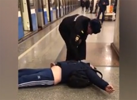 ﻿﻿Пьяного пассажира выволокли из вагона метро (видео)