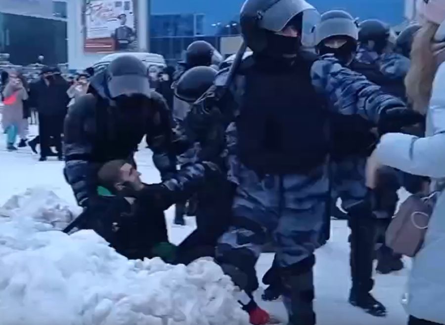 Полиция задерживает и избивает протестующих на площади Победы