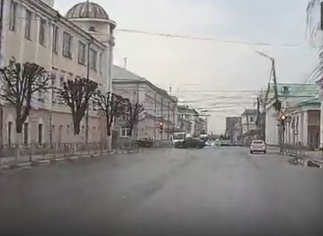 На пересечении улиц Свободы и Ленина столкнулись две легковушки (видео)