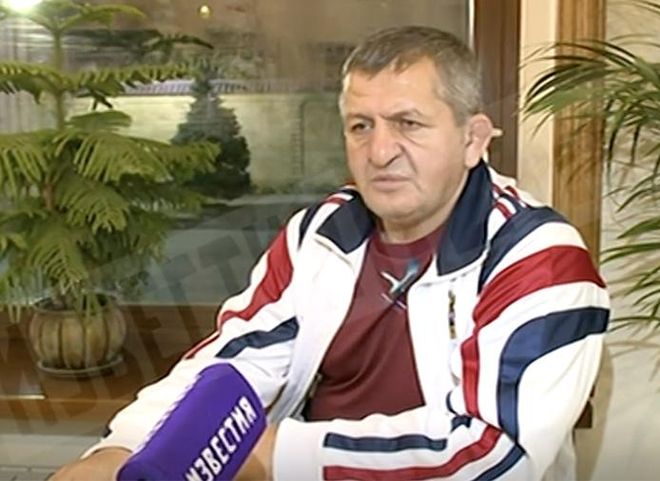 Отец Нурмагомедова пообещал наказать сына за драку после боя