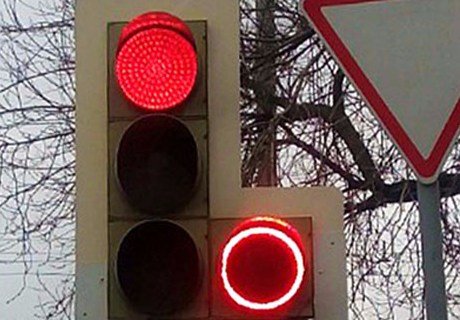 В Москве установили первый светофор с красным поворотом