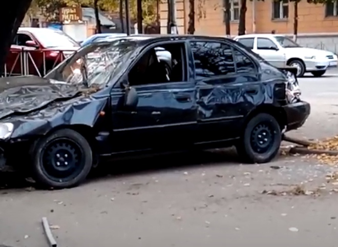 На улице Дзержинского легковушка снесла ограждение и вылетела на тротуар