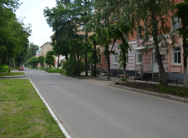 На улице Урицкого 40-летний мужчина упал со второго этажа