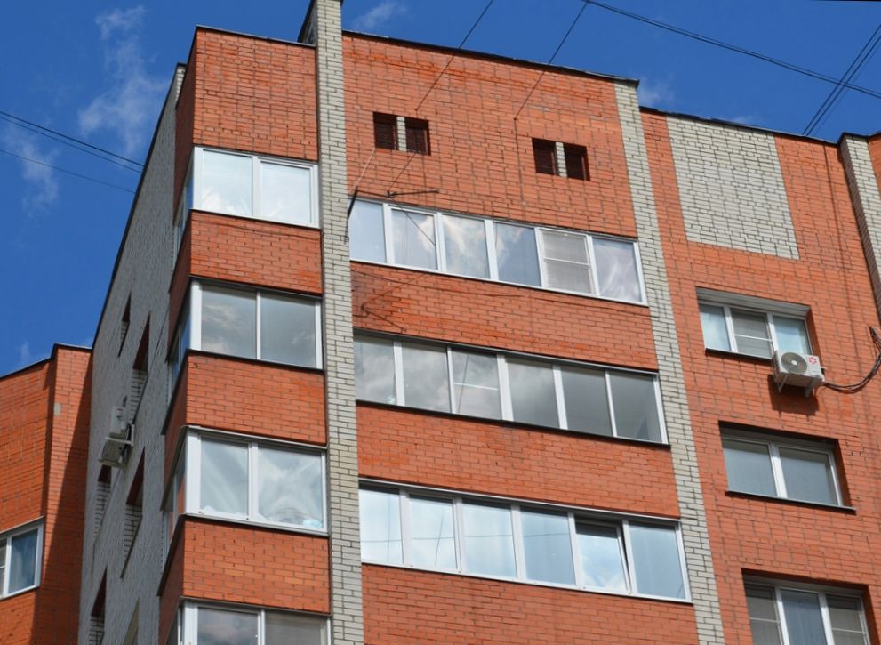 В Дашково-Песочне после выпадения из окна разбилась насмерть 26-летняя девушка