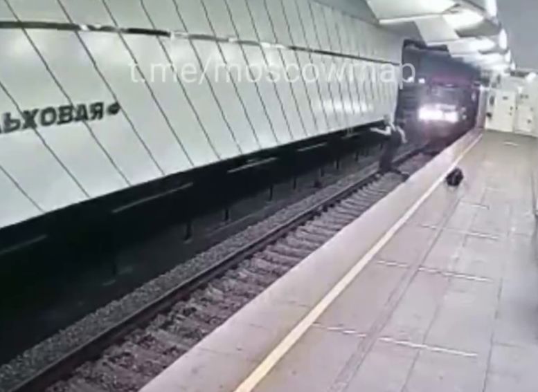 В московском метро подросток-трюкач прыгнул под поезд и остался жив