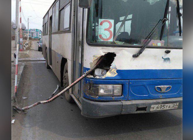 В Комсомольске-на-Амуре шлагбаум проткнул пассажира автобуса