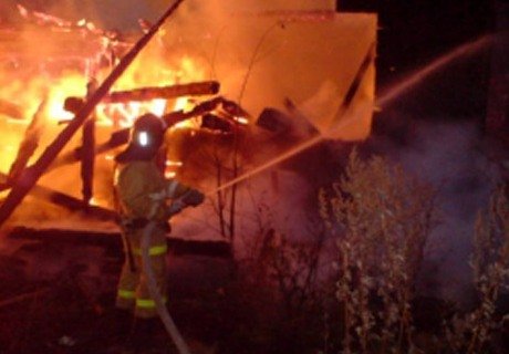 На пожаре в дачном доме в Недостоеве пострадал человек