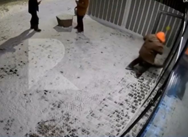 Под Рязанью попали на видео молодые люди, взломавшие подвал многоэтажки
