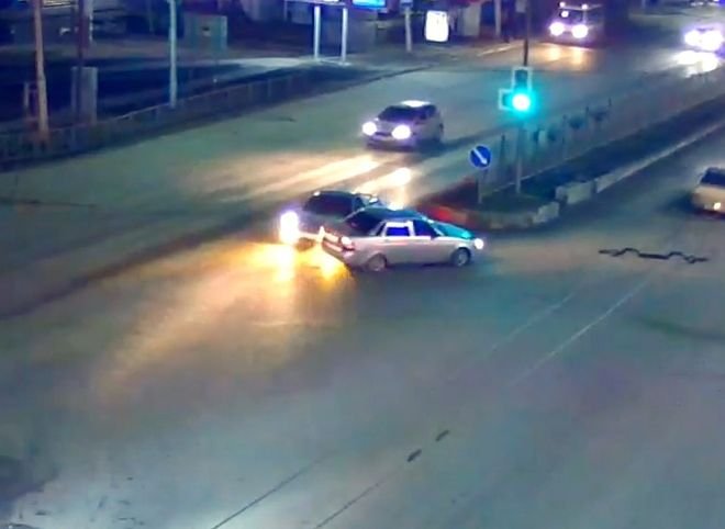 На Московском шоссе Lada нарушила ПДД и спровоцировала аварию (видео)