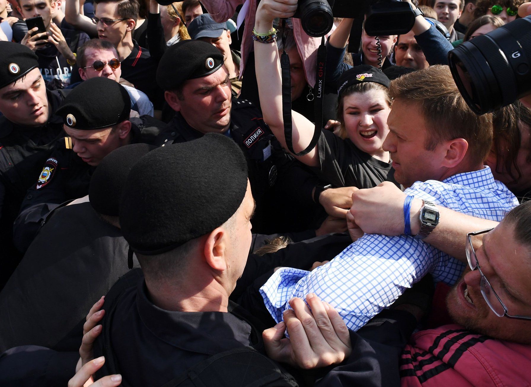 На митинге в Москве задержали Навального (видео)