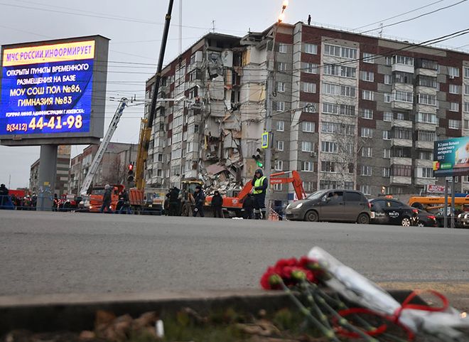 Спасатели прекратили работы на месте обрушения дома в Ижевске