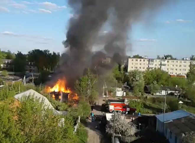 В Рыбном сгорел деревянный дом (видео)