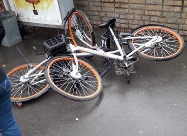 У Центрального автовокзала мужчина разбросал прокатные велосипеды