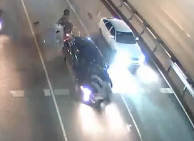 Момент ДТП с мотоциклистом на Московском шоссе попал на видео