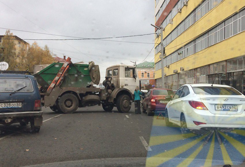 В центре Рязани произошло ДТП с мусоровозом