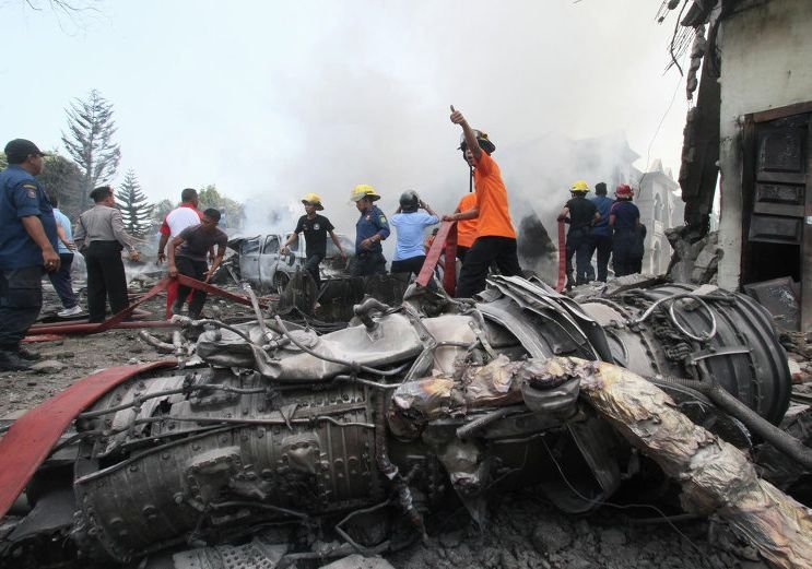 Самолет в Индонезии упал из-за отказа двигателя