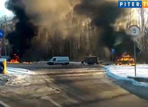 На трассе Москва-Рязань загорелся микроавтобус (видео)