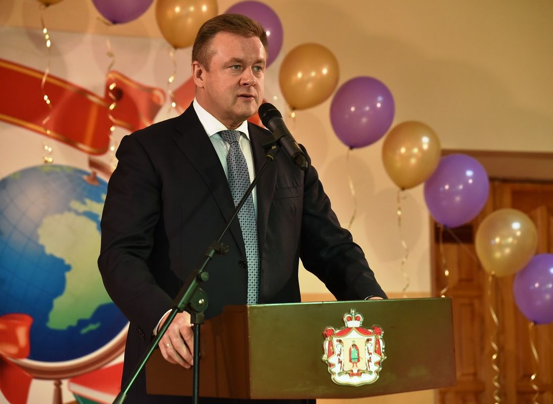 Губернатор Любимов побывал на «Последнем звонке» в школе №14
