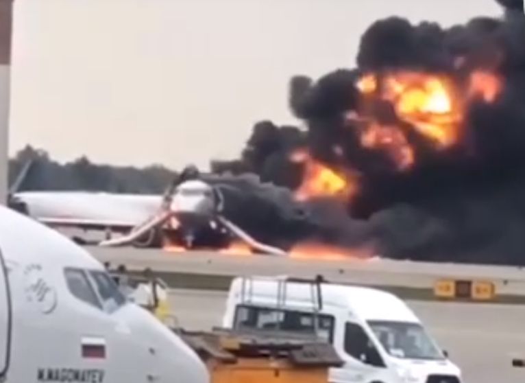 При пожаре в самолете Москва – Мурманск пострадали более 10 человек
