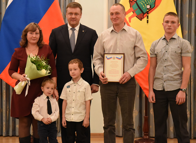 Николай Любимов вручил награды 18 рязанским семьям