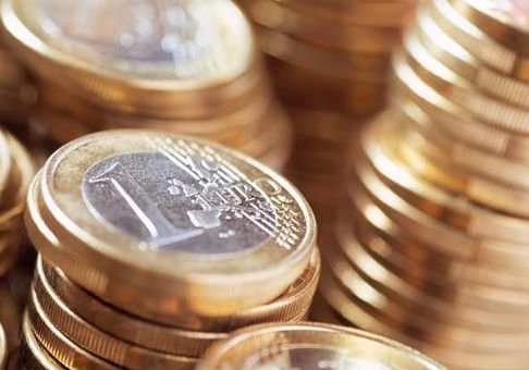 ЦБ понизил курс евро до 54,27 рубля