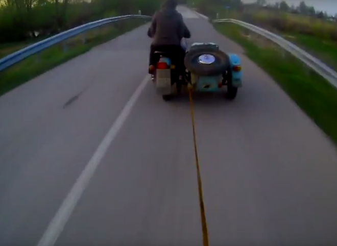 Рязанец прокатился на роликах за мотоциклом (видео)