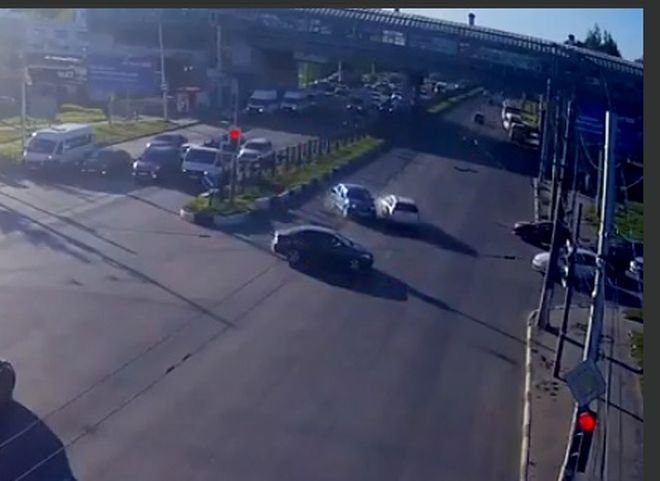На Московском шоссе иномарка проехала на «красный» и спровоцировала ДТП