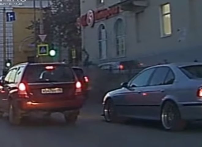 Опубликовано видео наезда на пешеходов в Екатеринбурге