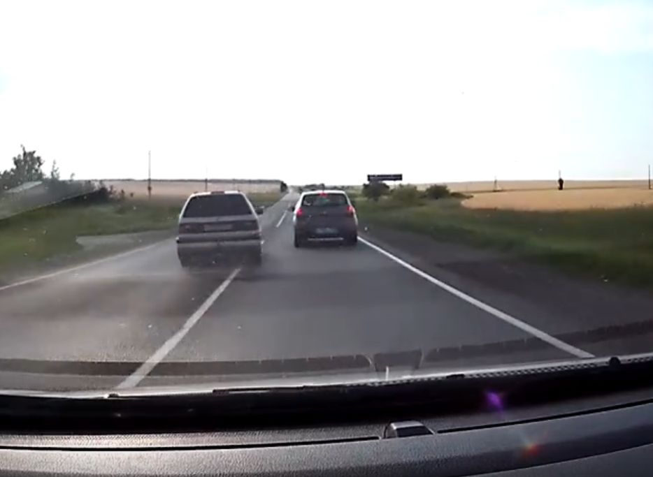 Видео: на трассе под Рязанью иномарка после обгона выталкивает ВАЗ с дороги