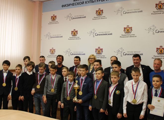 В Рязани наградили юных хоккеистов — победителей турнира «Золотая шайба»