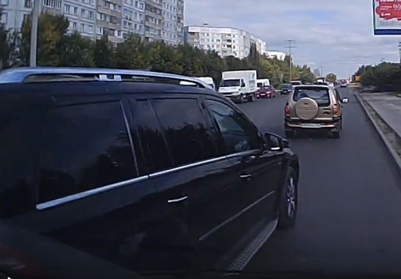 Два водителя устроили опасные маневры на Бирюзова (видео)