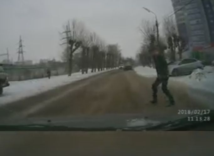 В Рязани молодой человек бросился под колеса машины (видео)