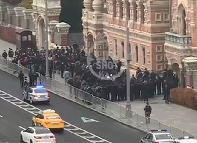 Силовики начали разгонять акцию протеста у французского посольства в центре Москвы