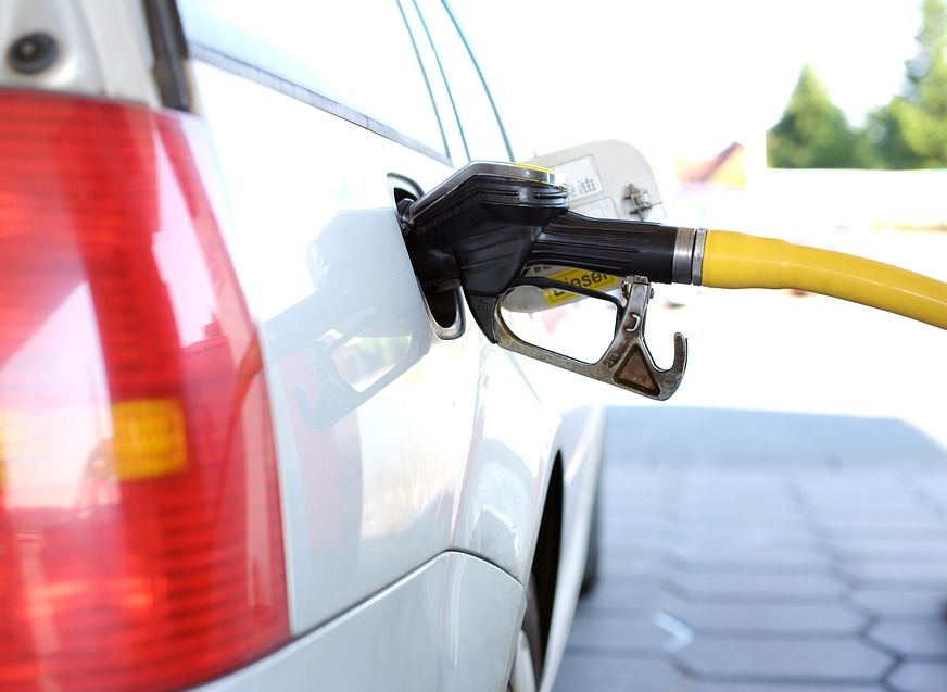 СМИ: правительство будет сдерживать цены на бензин «по методу Сечина»
