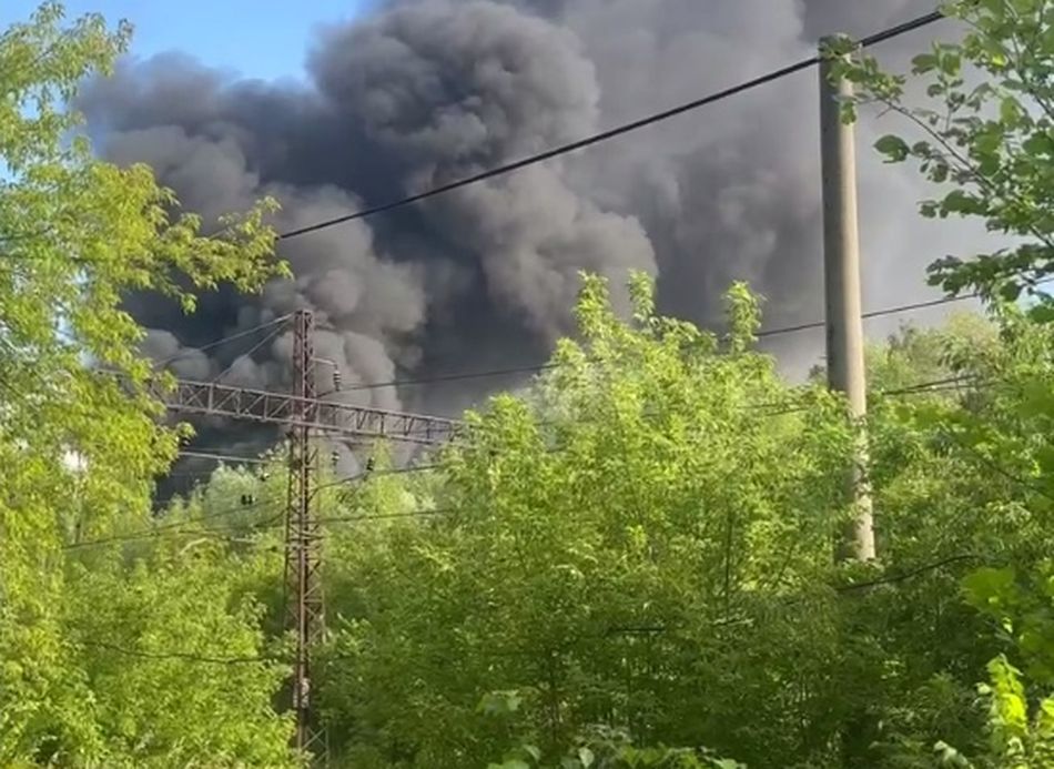 В Соколовке горит ангар с прессованной бумагой