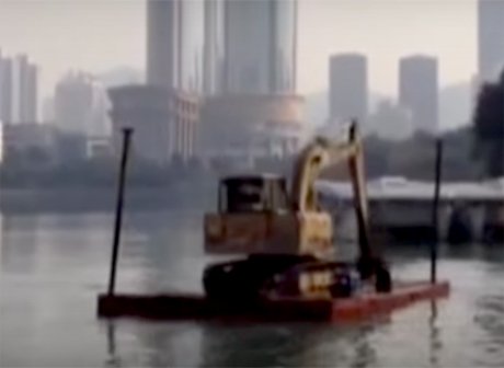 Китаец попытался переплыть реку на экскаваторе (видео)