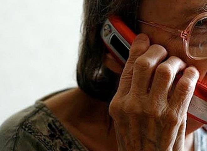 В Рязани полицейские вернули пенсионерке деньги, похищенные телефонными аферистами
