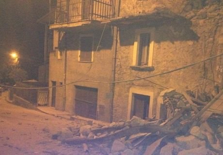 В результате землетрясения в Италии погибли шесть человек