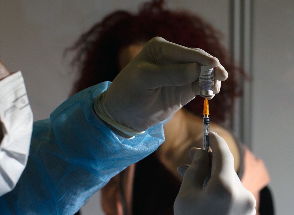 В Израиле у 13 человек случился паралич лица после прививки от коронавируса