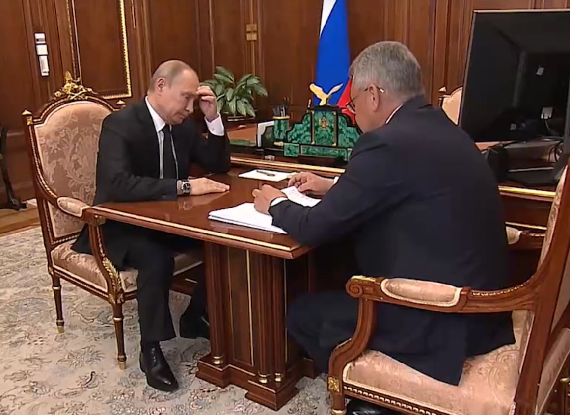 Путин встретился с Шойгу после гибели 14 российских подводников