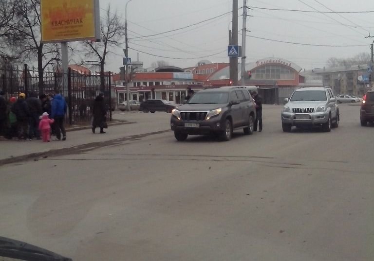У ТРК «Полетаевский» машина сбила школьника
