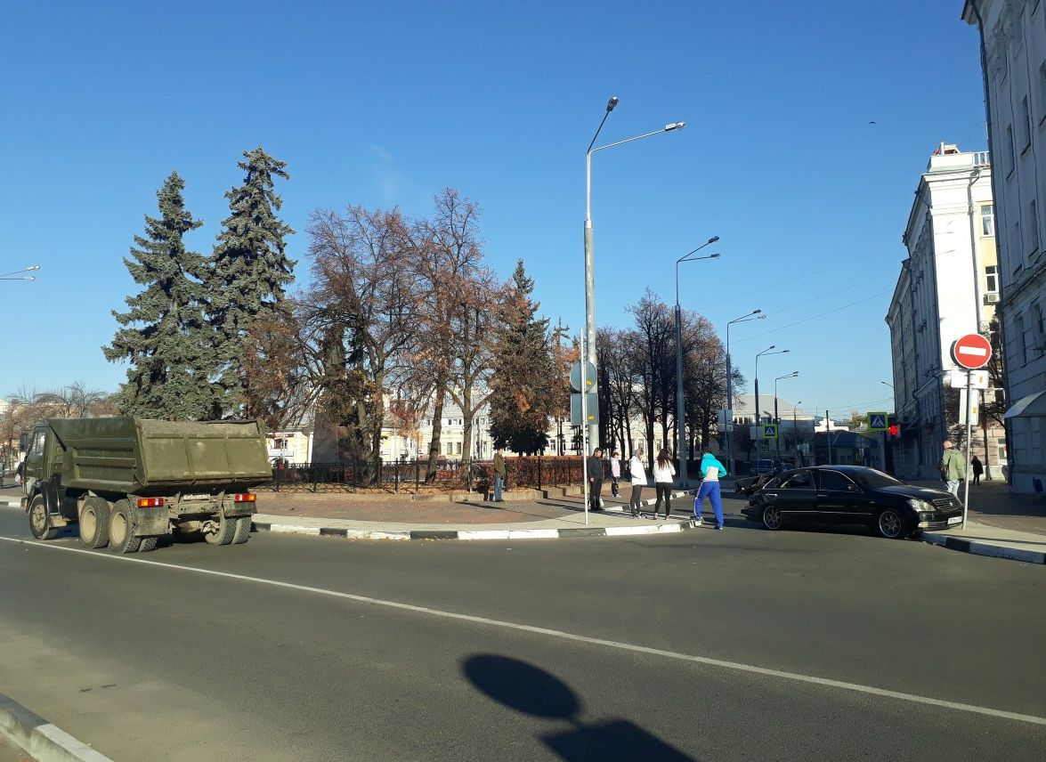 Фото: на площади Ленина произошло ДТП