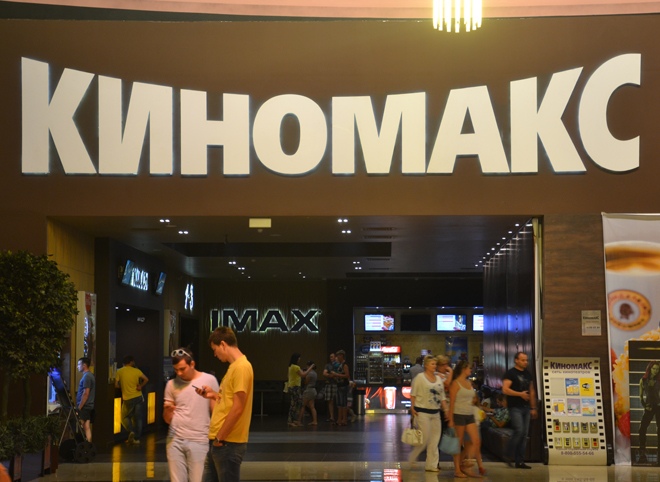 «Киномакс» оштрафовали за рекламу с обнаженной женщиной и козлом