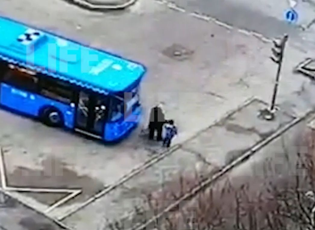 В Москве из-за невнимательности водителя автобус задавил женщину (видео)