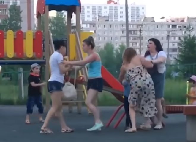 Пьяные матери устроили драку на детской площадке в Уфе (видео)