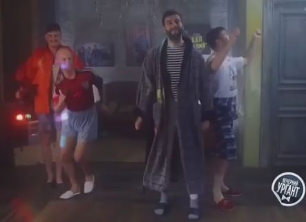 Иван Ургант станцевал в халате в поддержку курсантов из Ульяновска (видео)