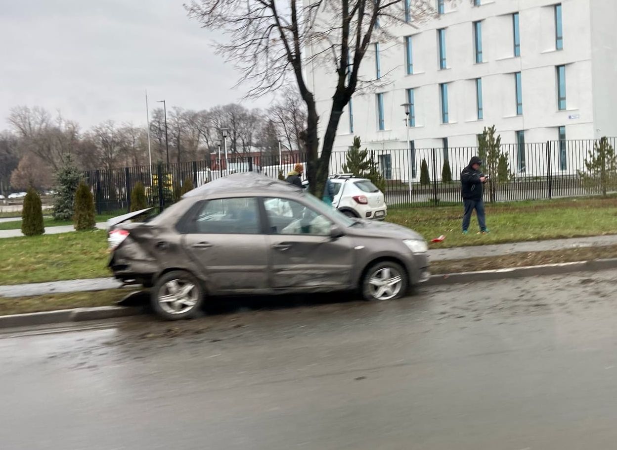 У здания Рязанского облсуда столкнулись Datsun и Renault, пострадали трое