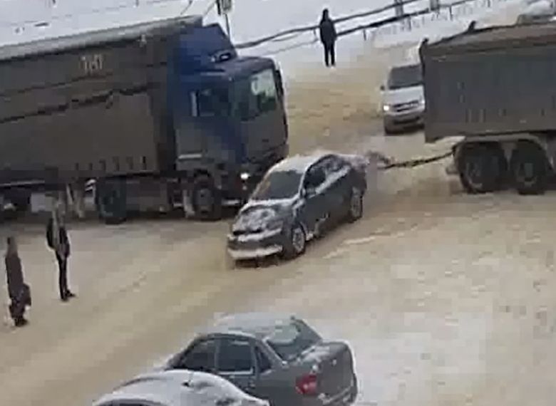 На YouTube опубликована подборка «снежных» ДТП в Рязани